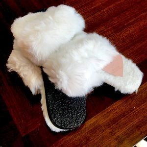 *NWT* Willow collective fuzzy soft slippers